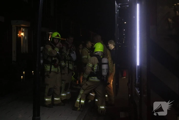 Brandweer opzoek na melding van een woningbrand