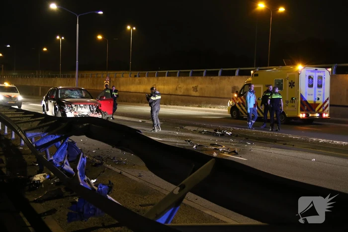 Flinke ravage na botsing tegen vangrail