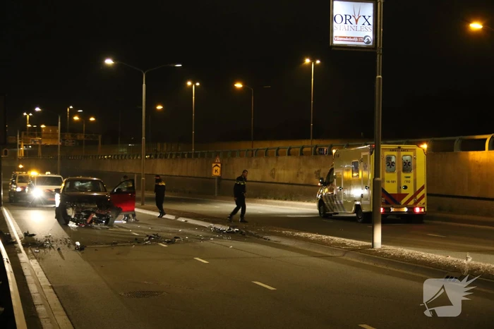 Flinke ravage na botsing tegen vangrail