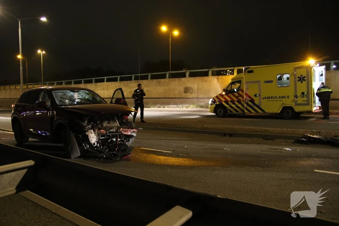 Flinke ravage na botsing tegen vangrail