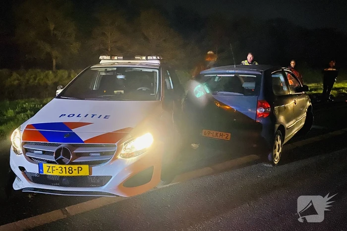 19-jarige bestuurder rijdt opzettelijk tegen politiewagen