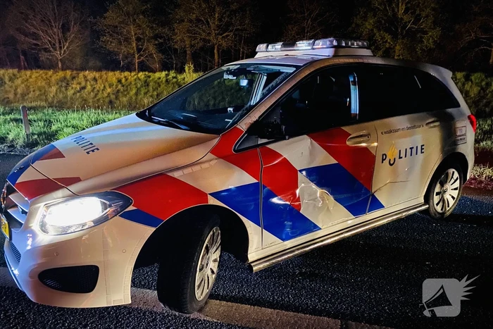 19-jarige bestuurder rijdt opzettelijk tegen politiewagen