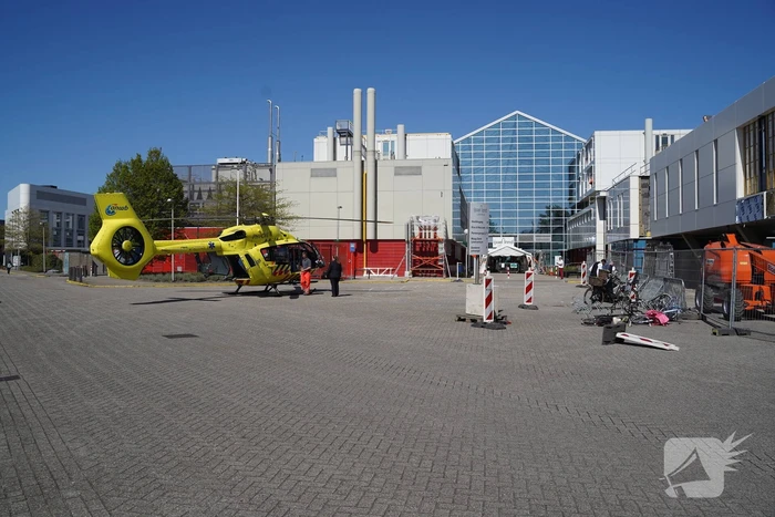 Traumahelikopter landt voor IJsselland Ziekenhuis en haalt coronapatiënt op