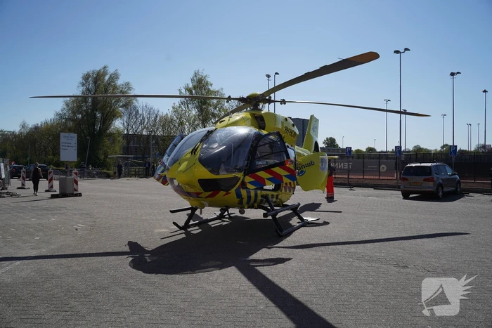 Traumahelikopter landt voor IJsselland Ziekenhuis en haalt coronapatiënt op