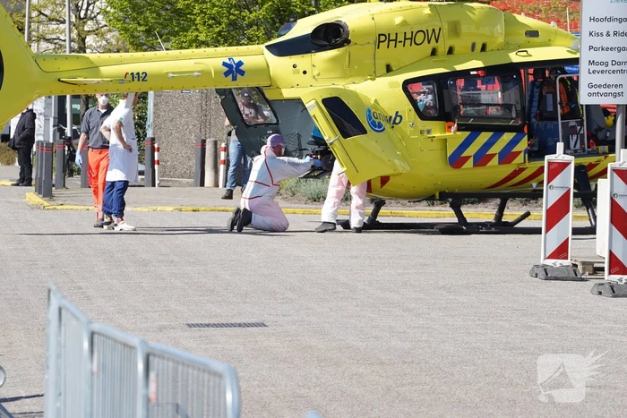 Traumahelikopter landt voor IJsselland Ziekenhuis en haalt coronapatiënt op