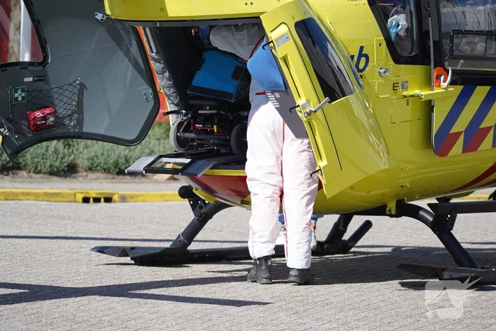Traumahelikopter landt voor IJsselland Ziekenhuis en haalt coronapatiënt op