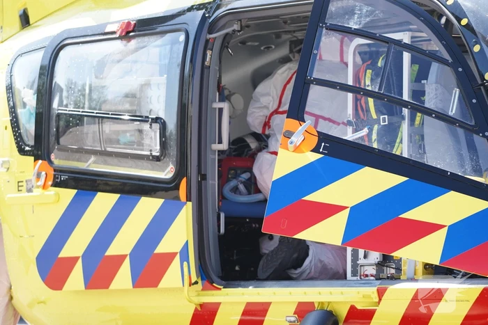 Traumahelikopter landt voor IJsselland Ziekenhuis en haalt coronapatiënt op