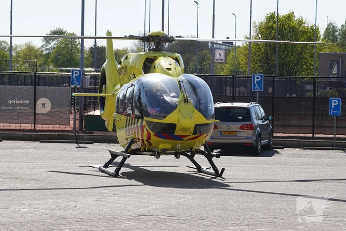 Traumahelikopter landt voor IJsselland Ziekenhuis en haalt coronapatiënt op