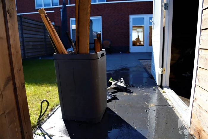 Brandende peuk veroorzaakt schuurbrand