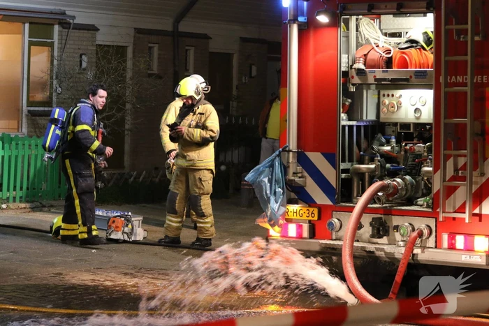 Uitslaande brand in schuur achter woning