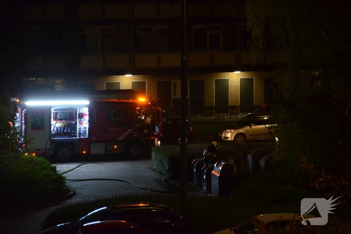 Afval naast ondergrondsecontainer in brand gevlogen