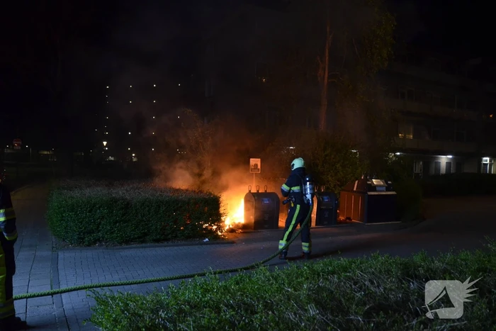 Afval naast ondergrondsecontainer in brand gevlogen