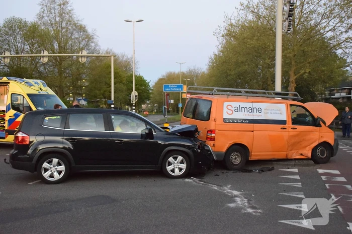 Veel schade bij aanrijding op kruising