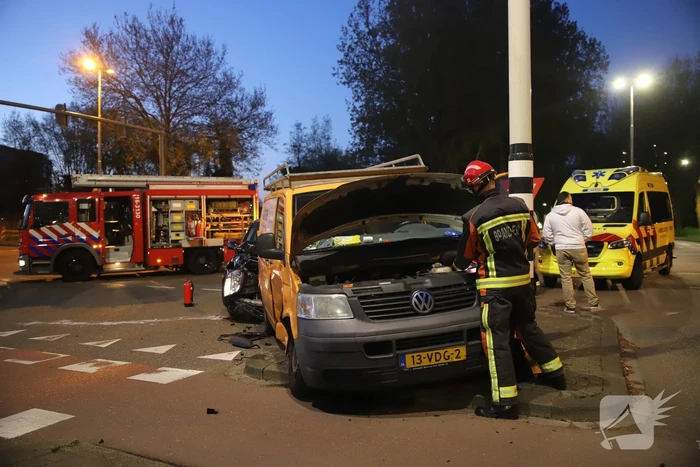 Veel schade bij aanrijding op kruising
