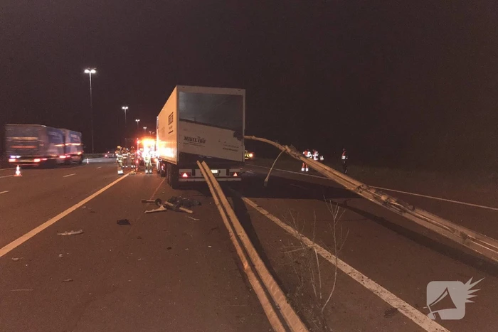 Vrachtwagen sloopt vangrail knooppunt Oudenrijn