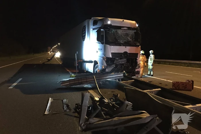 Vrachtwagen sloopt vangrail knooppunt Oudenrijn