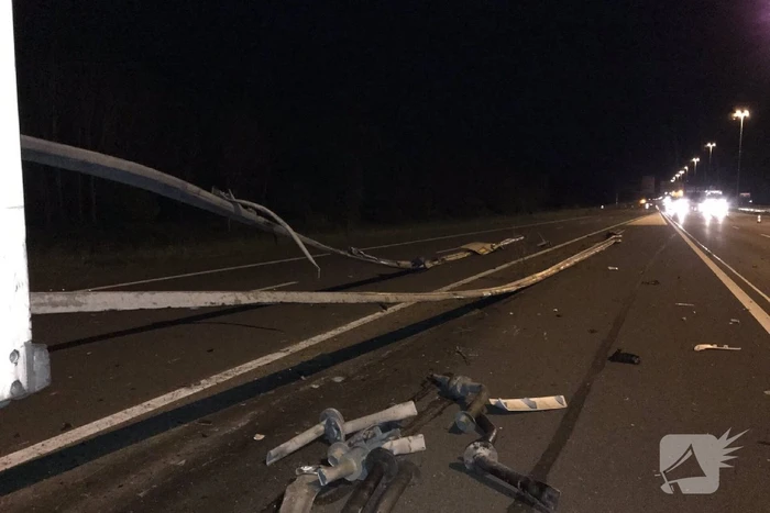 Vrachtwagen sloopt vangrail knooppunt Oudenrijn