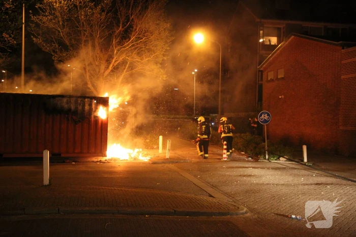 Opnieuw zeecontainer met afval in brand gestoken