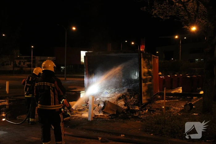 Opnieuw zeecontainer met afval in brand gestoken