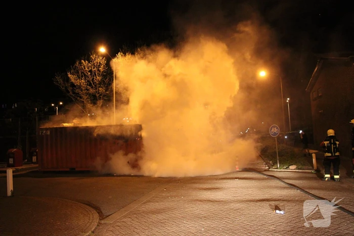 Opnieuw zeecontainer met afval in brand gestoken