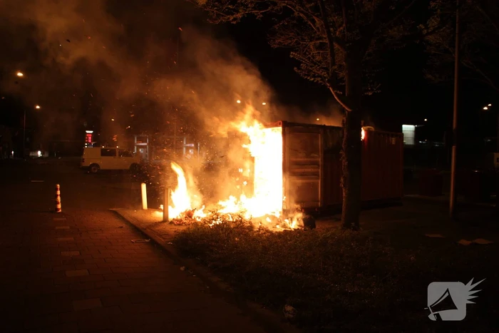 Opnieuw zeecontainer met afval in brand gestoken