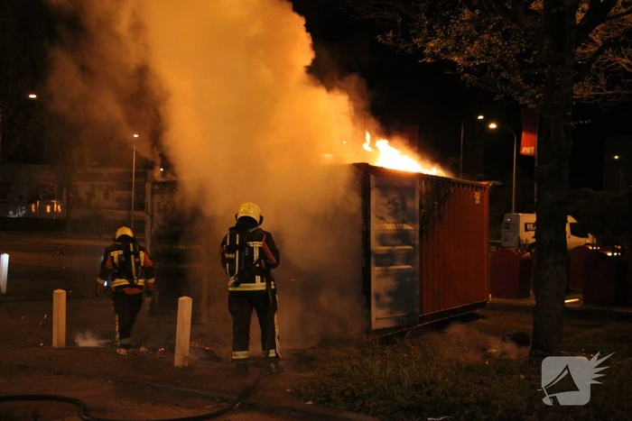 Opnieuw zeecontainer met afval in brand gestoken