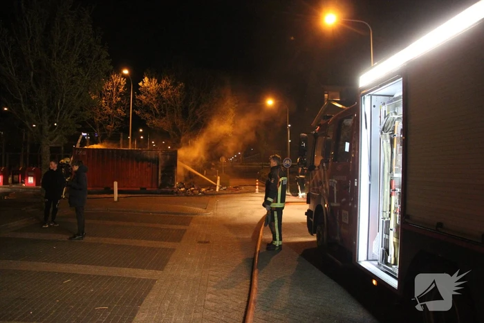 Opnieuw zeecontainer met afval in brand gestoken