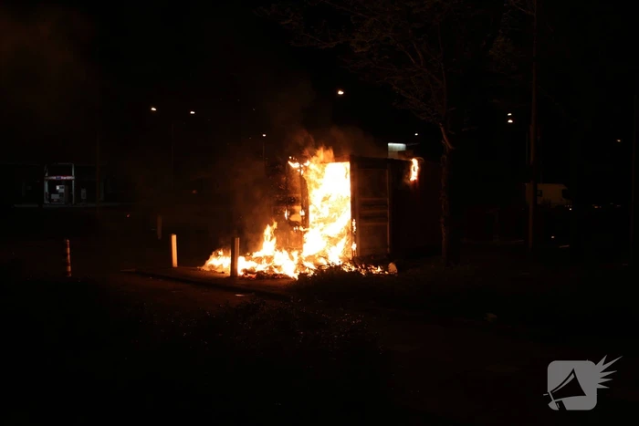 Opnieuw zeecontainer met afval in brand gestoken