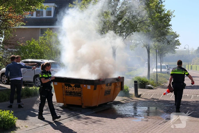 Bewoners blussen brand in bouwcontainer met puin