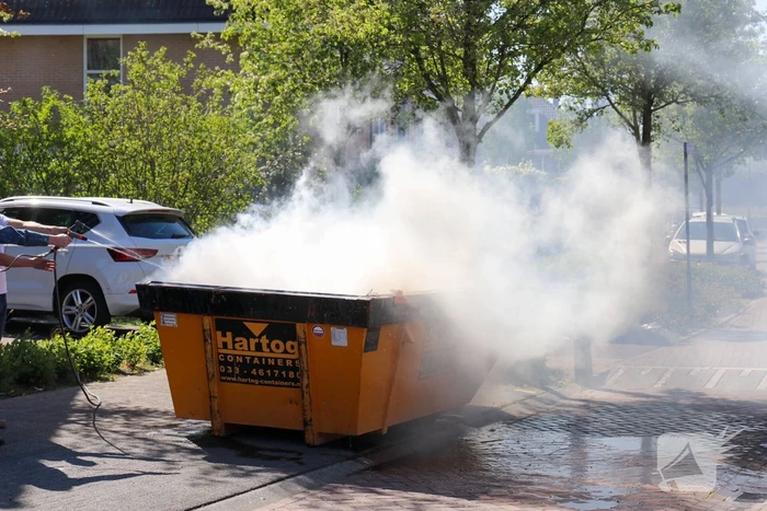 Bewoners blussen brand in bouwcontainer met puin