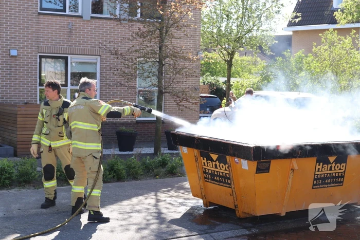 Bewoners blussen brand in bouwcontainer met puin