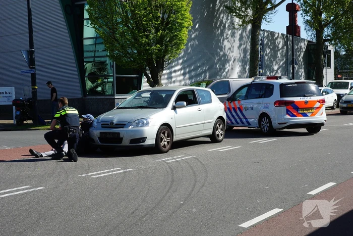 Scooter bestuurster gewond na aanrijding