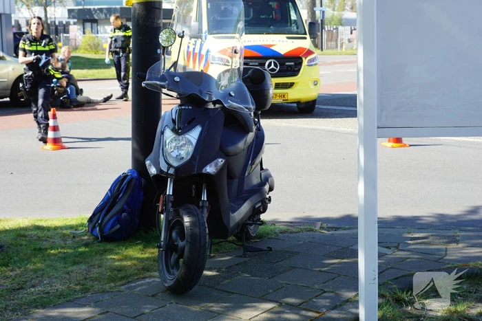Scooter bestuurster gewond na aanrijding