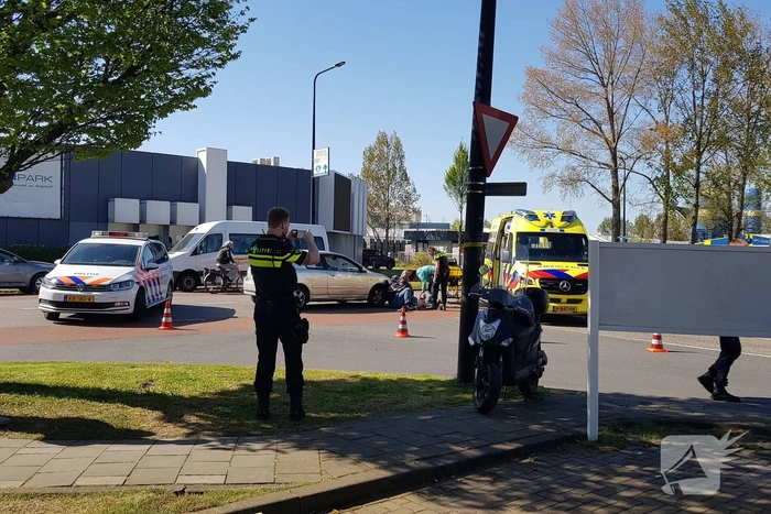 Scooter bestuurster gewond na aanrijding