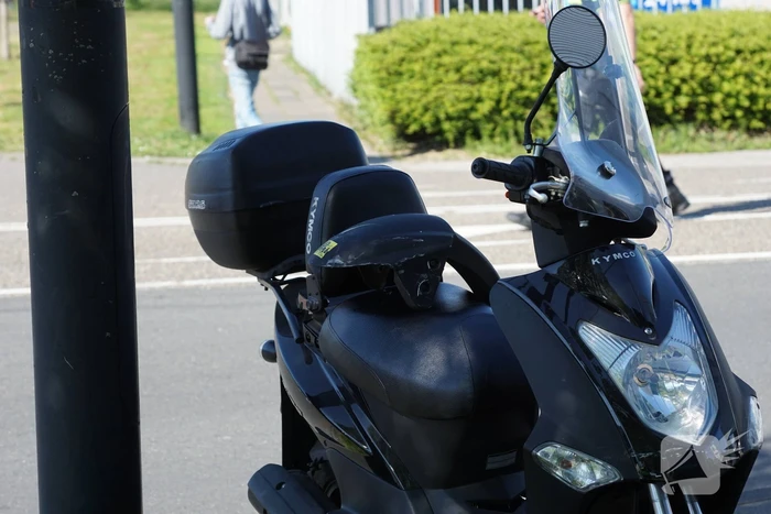 Scooter bestuurster gewond na aanrijding