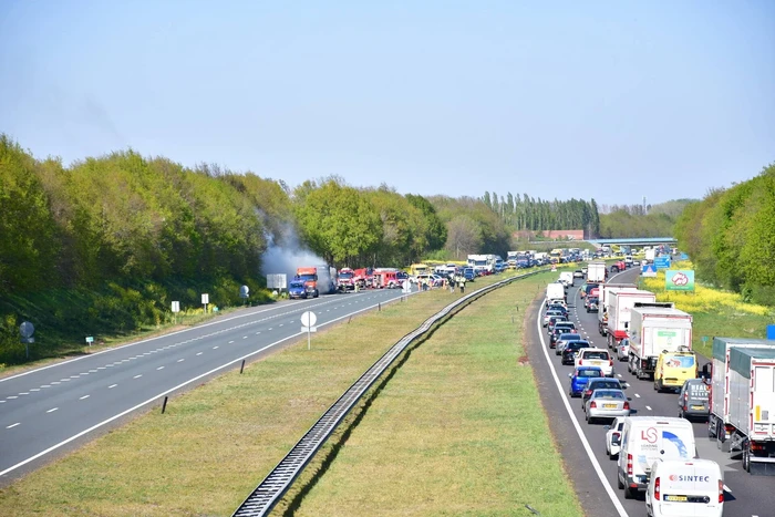 Vrachtwagentrailer vliegt in brand