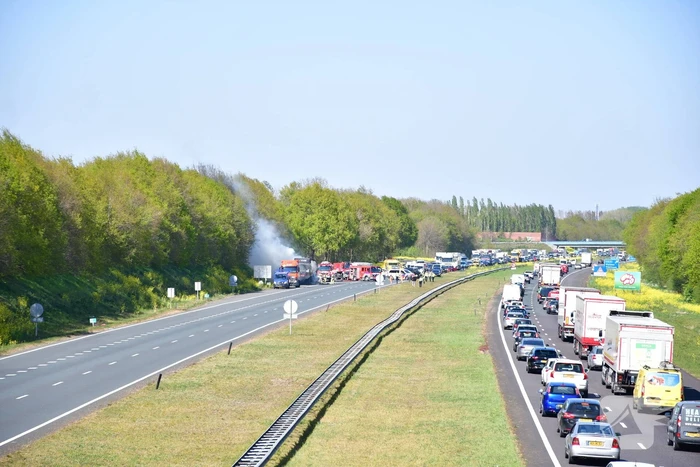 Vrachtwagentrailer vliegt in brand