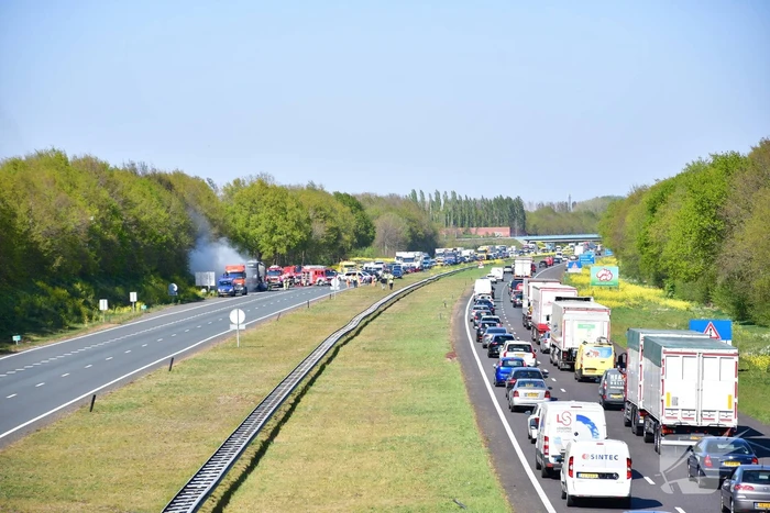 Vrachtwagentrailer vliegt in brand