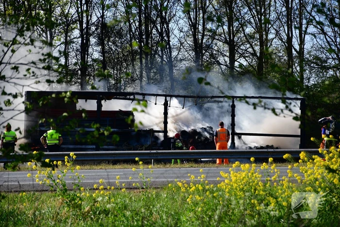 Vrachtwagentrailer vliegt in brand