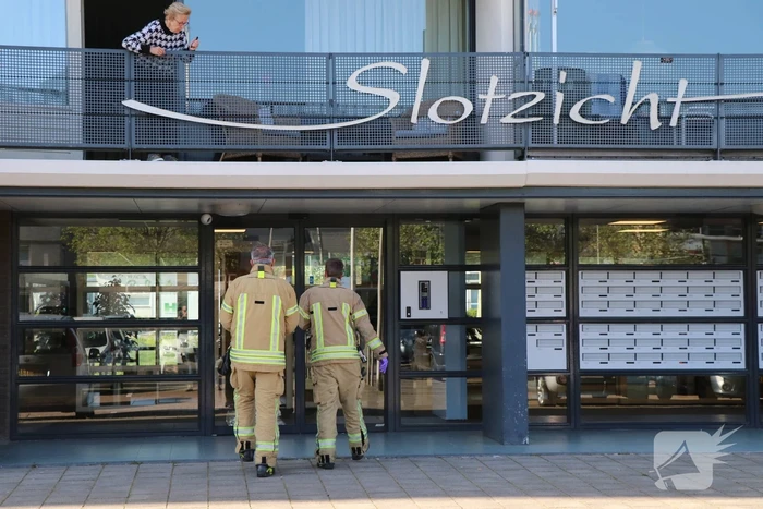 Brandweer opzoek naar oorzaak van gaslucht in woning
