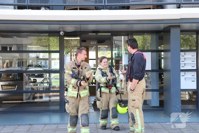 Brandweer opzoek naar oorzaak van gaslucht in woning