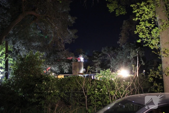Brand in schoorsteen van woning