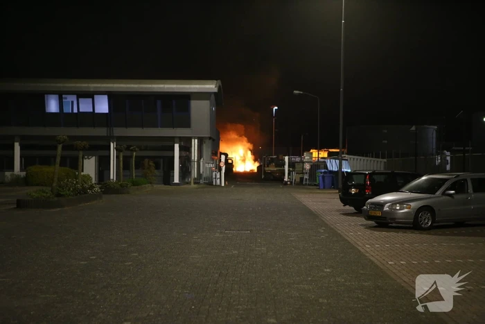 Flinke brand op terrein Heijmans, vrachtwagen chauffeur door brandweer gewekt
