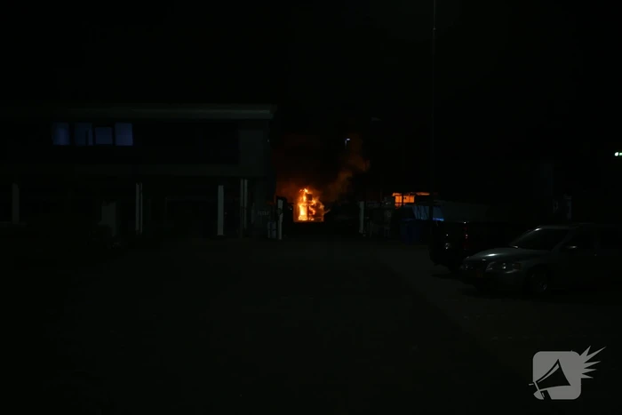 Flinke brand op terrein Heijmans, vrachtwagen chauffeur door brandweer gewekt