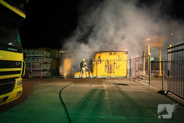 Flinke brand op terrein Heijmans, vrachtwagen chauffeur door brandweer gewekt