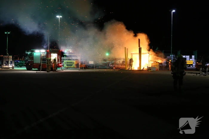 Flinke brand op terrein Heijmans, vrachtwagen chauffeur door brandweer gewekt