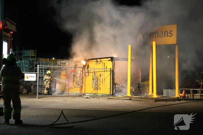 Flinke brand op terrein Heijmans, vrachtwagen chauffeur door brandweer gewekt