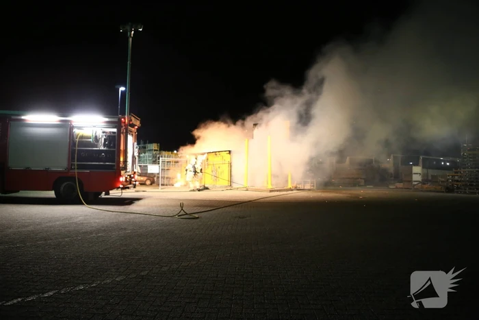 Flinke brand op terrein Heijmans, vrachtwagen chauffeur door brandweer gewekt
