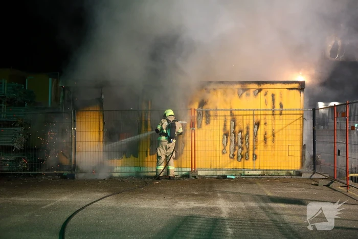Flinke brand op terrein Heijmans, vrachtwagen chauffeur door brandweer gewekt
