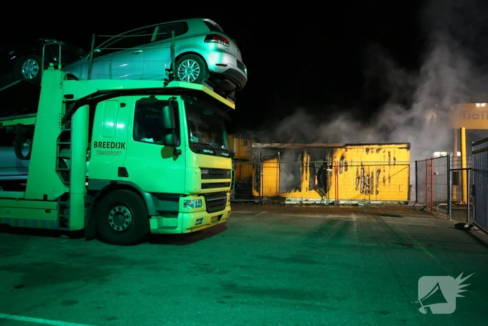 Flinke brand op terrein Heijmans, vrachtwagen chauffeur door brandweer gewekt